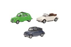 SCH26110 - Coffret de 3 Vehicules : FIAT 500 bleu , CITROEN 2CV verte et une VOLKSWAGEN coccinelle décapotable Beige