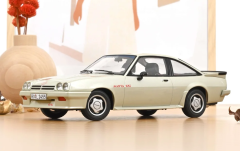 NOREV183307 - Voiture de 1987 de couleur platine métallisé - OPEL Manta Gsi
