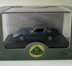 OXF76LE002 - Voiture de couleur bleu - LOTUS Elan