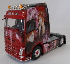 TEK68181 - Camion 4x2 VOLVO FH04 peint avec le personnage de la chanteuse Mylène Farmer