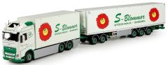 TEK71080 - Camion VOLVO FH04 Globetrotter XL caisse rigide frigo avec combi frigorifique aux couleurs transport Steen Hansen