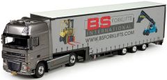 TEK71753 - Camion 4x2 DAF XF 105 Super Space Cab et remorque surbaissée 3 essieux aux couleurs de l'entreprise BS Forklifts
