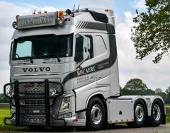 TEK72491 - Camion 6x2 VOLVO FH4 Globetrotter aux couleur du transporteur BECARTRANS BIENTOT DISPO 3 eme TRIMESTRE