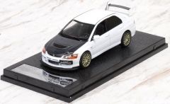 VIT29731 - Voiture sportive MITSUBISHI Lancer Evolution IX de couleur blanche avec capot moteur noir