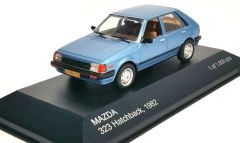 WBX209 - Voiture berline MAZDA 323 Hatchback de 1982 couleur bleue