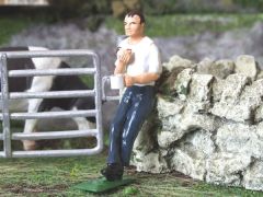 WM030 - Figurine Fermier en Pause