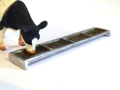 WM060 - Auge pour vache avec nourriture en miniature Dimensions 9 cm