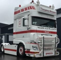 WSI01-2406 - Camion 4x2 DAF XF Super Space Cab aux couleurs transport Hervouin