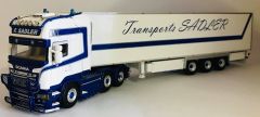 WSI01-2603 - Camion avec semi frigorifique SCANIA streamline Topline aux couleurs du transporteur SADLER