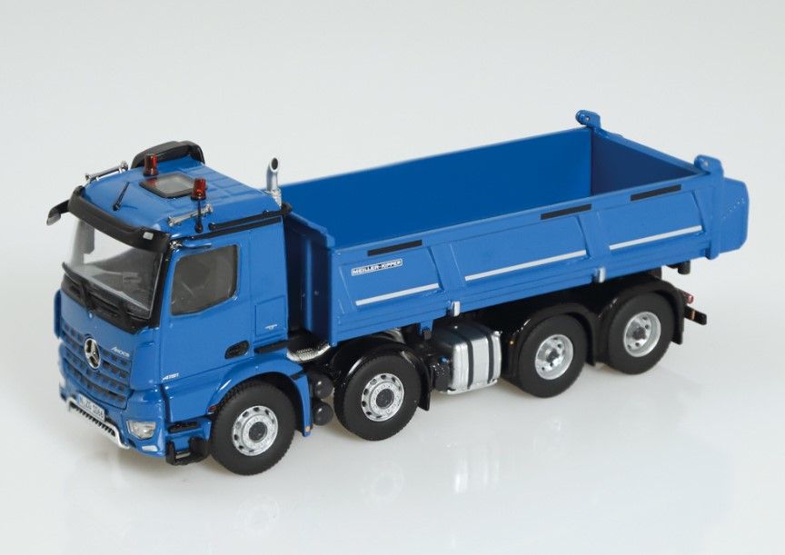 Camion Benne CONRAD Mercedes Arocs 8x4 – 1/50 – Bleu – Réf 78215/05