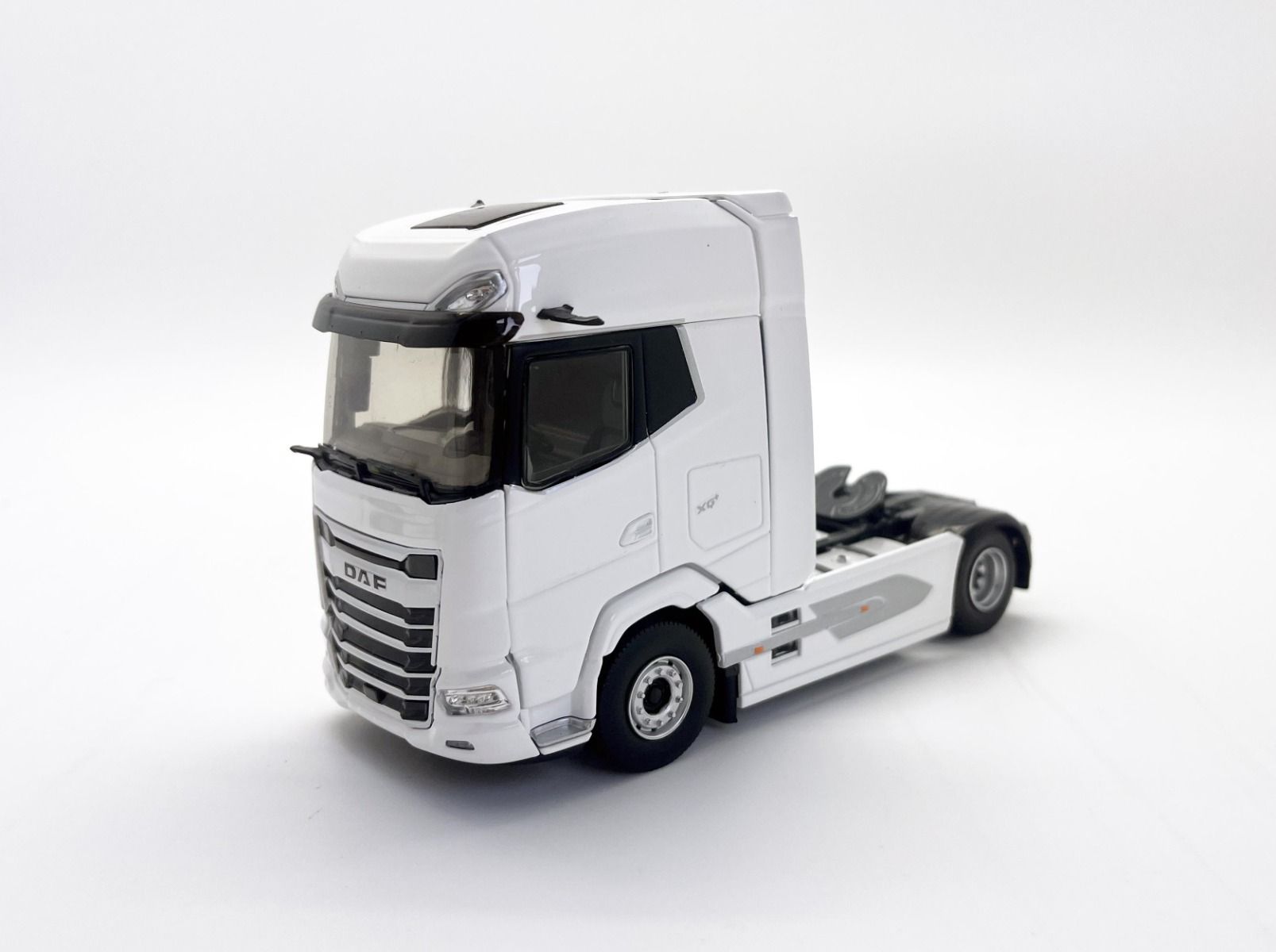 Camion solo de couleur blanc - DAF XF Euro 6 Cab 6x2