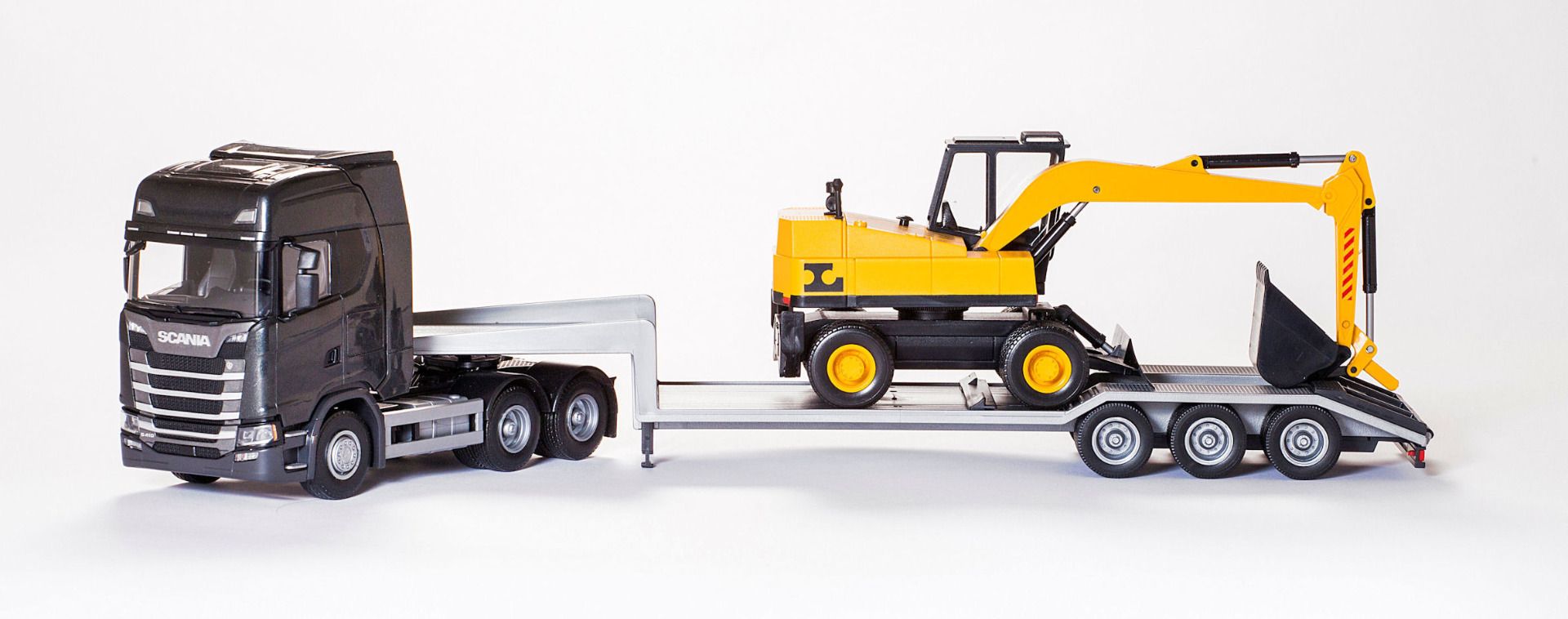 Camion VOLVO FH EMEK 1/25 Avec Pelleteuse LANNEN - Noir, Porte-engin 3 Essieux