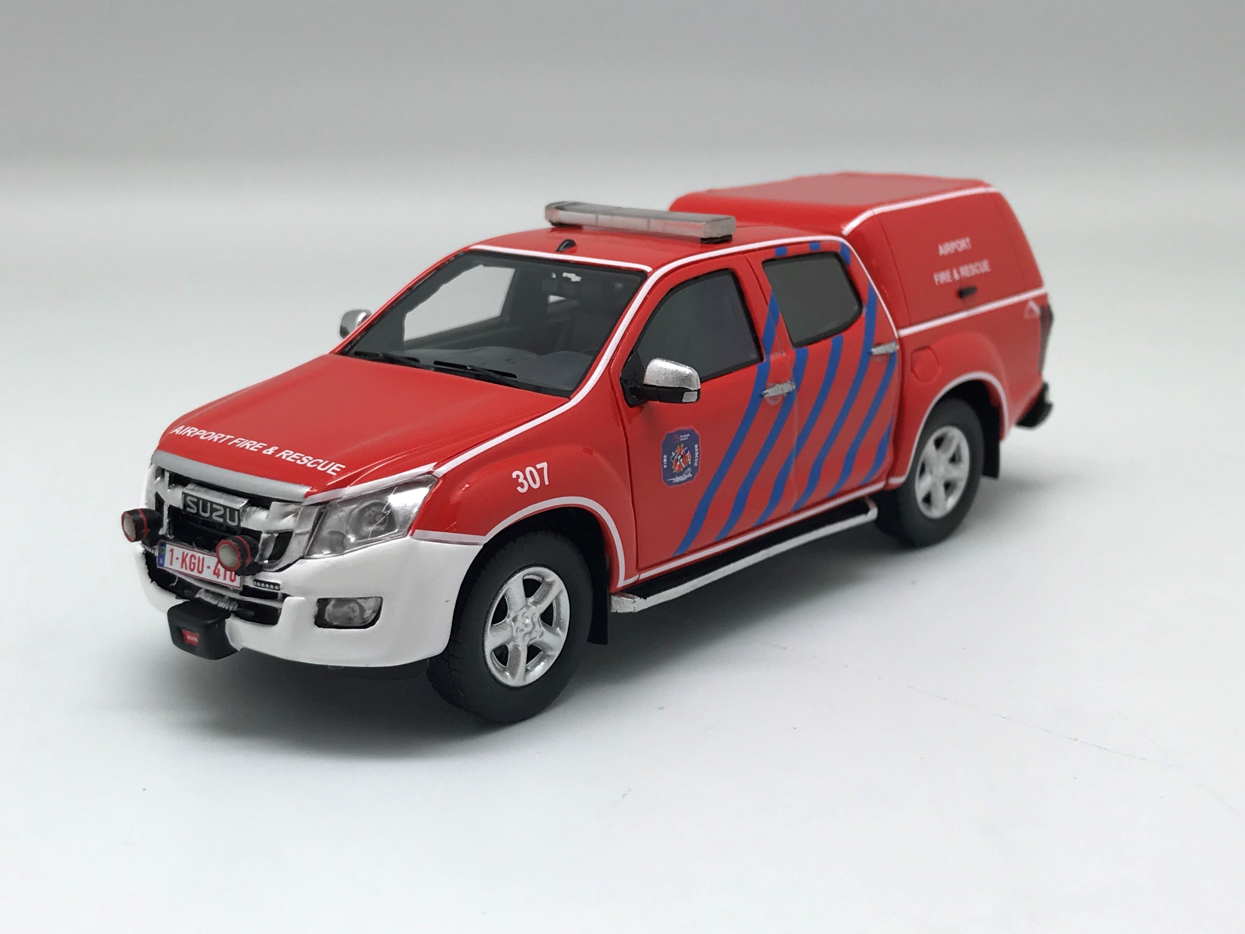 Camion De Pompiers D'aviation Sur La Piste De L'aéroport Image stock
