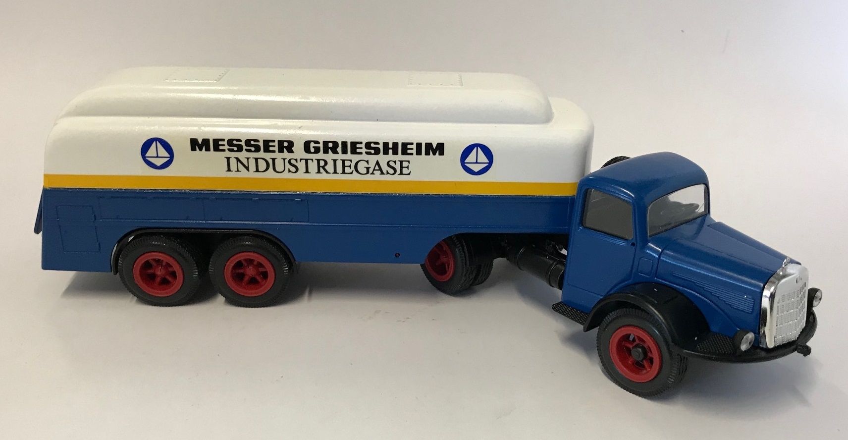 Camion Citerne CONRAD – MERCEDES-BENZ MESSER GRIESHEIM – 1/43 – Réf CON5426 – Neuf