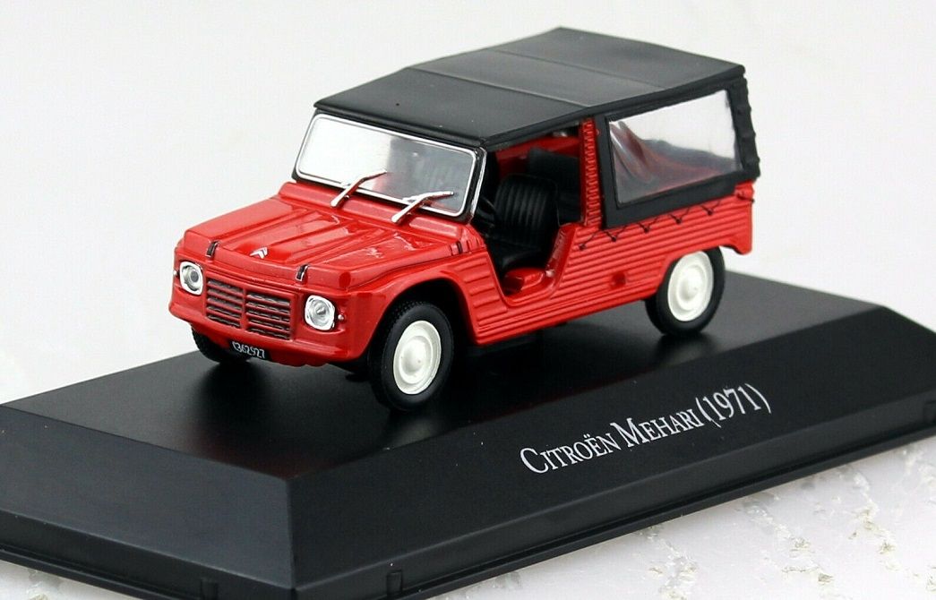 Voiture bachee CITROEN Mehari de 1971 de couleur rouge