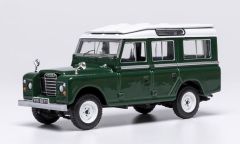 Voiture de 1978 couleur verte et blanche - LAND ROVER Séries III 109