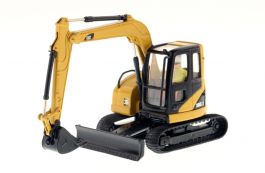 CATERPILLAR 301.7 CR mini pelle sur chenilles accompagnée d'une CATERPILLAR 301.7 CR mini pelle sur chenilles accompagnée d'une
