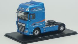 Camion solo de couleur orange – DAF XG 4x2