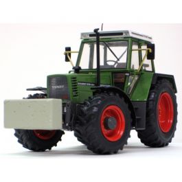 Tracteur Favorit 615 LSA FENDT équipé du relevage avant avec une