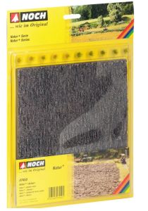 NOC07450 - Champ de terre avec touffes d'herbe