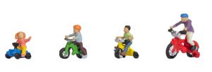 NOC15908 - 4 figurines enfants avec leur velos