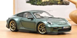 NOREV187382 - Voiture de 2021 couleur verte - PORSCHE 911 GT3 Pack Touring