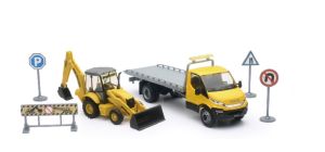 Camion plateau IVECO DAILY Ech 1/43 avec tractopelle NEW HOLLAND Ech 1/32 accessoires