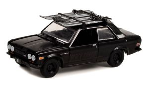 GREEN28110-D - Voiture sous blister de la série BLACK BANDIT – DATSUN 510 avec porte-skis 1971