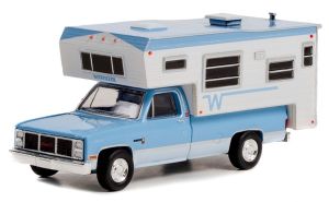 GREEN30338 - Véhicule sous blister de la série WINNEBAGO - GMC Sierra 2500 de 1985 CAMPER
