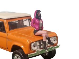 ATLAN32022_ROSE_NOIR - Figurine avec sweat à capuche rose - Femme assise