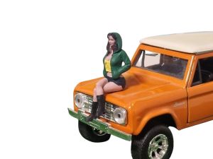 ATLAN32022_VERT_JAUNE - Figurine avec sweat à capuche vert - Femme assise