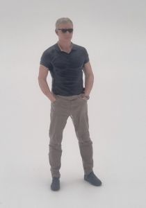 ATLAN32035 - Figurine avec mains dans les poches et lunettes de soleil - Hommes en tee-shirt