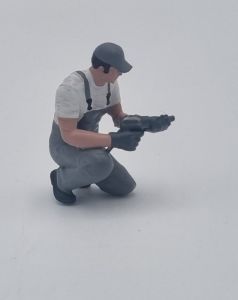 ATLAN32047_GRISC - Figurine avec cotte grise clair - Mécanicien à genou avec clé à choc