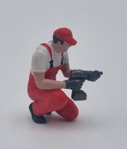 ATLAN32047_ROUGE - Figurine avec cotte rouge - Mécanicien à genou avec clé à choc