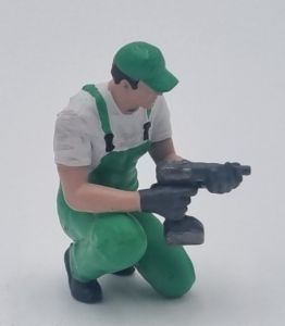 ATLAN32047_VERT - Figurine avec cotte verte - Mécanicien à genou avec clé à choc