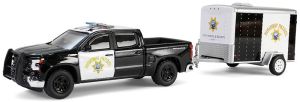 GREEN32315-C - Voiture sous blister de la série HOT PURSUIT - Police de Californie - CHEVROLET Silverado 2023  avec remorque