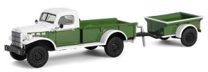 GREEN32320-A - Voiture sous blister de la série HITCH & TOW - DODGE Power Wagon avec remorque de couleur vert et blanc de 1950