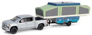 GREEN32320-D - Voiture sous blister de la série HITCH & TOW - CHEVROLET Silverado High Coutry avec Camper 2024 gris