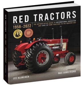 OCT34126 - Livre en ANGLAIS – Les Tracteurs Rouges 1958-2022