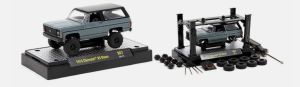 M2M-37000-67-A - Voiture sous blister de la série MODEL KIT - CHEVROLET K5 Blazer de 1974 couleur grise