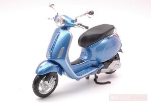 Scooter de couleur bleue - VESPA Primavera 150