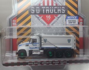 Camion benne avec jantes vertes sous blister de la série S.D TRUCKS - MACK granite Benne 8x4 2019 Police NYPD