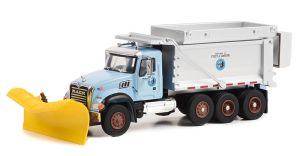 GREEN45170-B - Camion sous blister de la série SD TRUCKS -MACK Granite avec lame de déneigement et saleuse de 2019