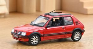 NOREV471751 - Voiture de 1991 couleur rouge avec déco PTS – PEUGEOT 205 Gti 1.9