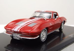 IXOCLC479N.22 - Voiture de 1963 couleur rouge bandes blanches – CHEVROLET Corvette stingray C2