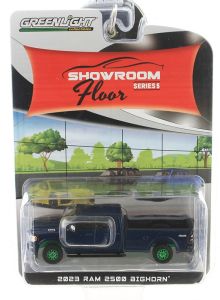 GREEN68050-AVERT - Voiture avec jantes vertes sous blister de la série SHOWROOM FLOOR - DODGE Ram 2500 Bighorn 2023
