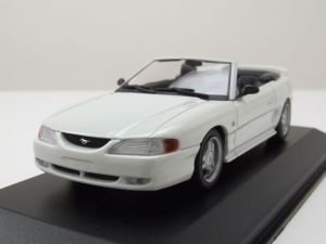 MXC940085631 - Voiture cabriolet de 1994 couleur blanche – FORD mustang