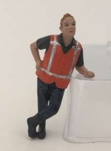 ADF32147 - Figurine de chantier accoudé avec gilet orange