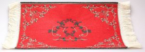 AKI0176 - Accessoire pour maison de poupée tapis de couleur rouge de dimension 24x15cm