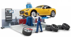 Set de garagiste comprenant un mécanicien et des accessoires jouet BRUDER